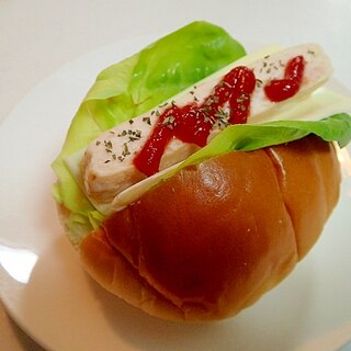 サラダ菜とチーズとサラダチキンのロールパン